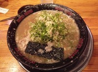 「とんこつラーメン(かため、こってり、ネギ多め)」@無鉄砲 本店の写真