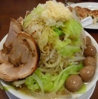 「豚玉みちるめん（野菜増しトッピング）」@ガツ盛リラーメン みちる屋 松戸店の写真