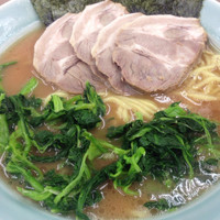「ラーメン中+チャーシュー+ほうれん草+サービスライス大」@横浜ラーメン 武蔵家 白山店の写真