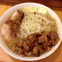 「ラーメン (野菜少なめニンニクアブラ増し)+豚一枚+崩し豚」@らーめん 影武者 外伝の写真