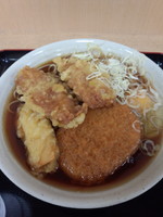 「ミックス天そば350円＋生卵（サービス）」@梅もと 船橋店の写真