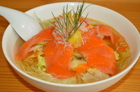 「夏ラーメン　サーモンのカルパッチョ風　800円」@濃厚ラーメン じゅんの写真