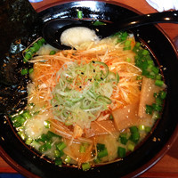 「白ラーメン➕ネギ（トッピング）➕麺固め➕こってり➕銀シャリセット」@うまいものラーメン 花さかじいさんの写真