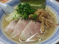 「【夜の部】白醤油らーめん（太麺）￥750」@あぢとみ食堂の写真