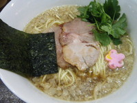 「背脂煮干しラーメン+ニンニクエナジー（共に限定）680円」@ラーメン愉悦処 似星の写真