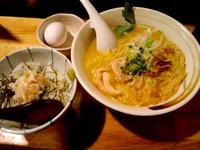 「比内地鶏白湯そば850円＋ささみユッケご飯200円」@濃厚鶏そば 麺屋武一 新橋本店の写真