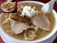 「中華そば750円 半餃子2個 400円」@杭州飯店の写真