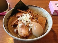 「【金土限定】濃厚煮干し中華そば大＋チャー、950円＋250円」@麺味庵 和（NAGOMI）の写真