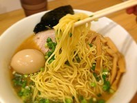 「らーめん(細麺)+味玉」@らぁめん 丸の写真