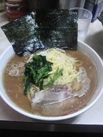 「ラーメン大盛り(麺硬め油多め)900円」@横浜ラーメン 町田家 町田本店の写真