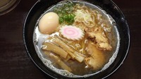 「追い煮干し醤油ラーメン　大盛り　味玉入り【950円】」@づゅる麺 池田の写真