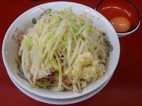 「ラーメン（650円）＋賄い（200円）＋生卵（80円）」@ラーメン二郎 相模大野店の写真