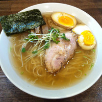 「白醤油らーめん中盛+味玉」@らーめん 夢中の写真