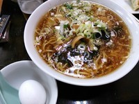 「らーめん700円（生卵付き）＋餃子＋ビール」@ケン軒の写真