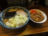 「ラーメン　750円ネギ多め　牛スジ丼小　320円」@兎に角 松戸店の写真
