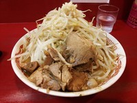 「カレーラーメン 並（ヤサイニンニクチーズ）￥550」@自家製太麺 ドカ盛 マッチョ 三ノ宮店の写真