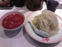 「冷し味噌らーめん770円，野菜60円」@蒙古タンメン中本 品川店の写真