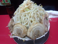 「ラーメン並（野菜ダブルニンニクカラメ）+小肉＋味玉」@びんびん豚の写真