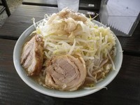 「ラーメン小 麺半分 味薄 野菜増し 脂・ニンニクちょいちょい」@ラーメンかじろうの写真