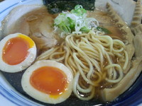 「中華そば【中太麺(改)】（７４０円）」@自家製麺 琥珀の写真