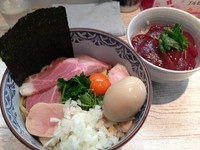 「特製濃厚たまごのまぜそば　＋マグロ丼」@中華そば 四つ葉の写真