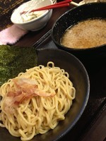 「背脂煮干つけ麺＋たっぷり煮豚のチャーハン 780円」@煮干 丸めの写真