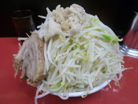 「ラーメン（中）　700円　野菜1・5　あぶら　ニンニク」@びんびん豚の写真