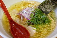 「ひめっこ地鶏の塩ラーメン（月１の限定）」@麺屋 翔 西新宿本店の写真