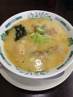 「とんこつラーメン + 味付玉子」@日高屋 横須賀中央店の写真