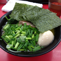「半熟味玉中盛りラーメン+万能ネギ」@武蔵家直系 ぼうそう家の写真