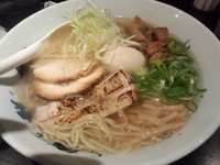 「鶏そば(680)＋味玉(100)＋くずチャー(100)」@自家製麺 鶏そば 三歩一の写真