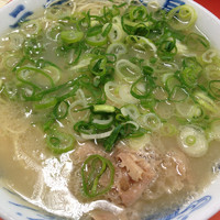 「ラーメン(ベタ・ナマ)500円 替玉100円 替肉100円」@元祖 長浜屋の写真