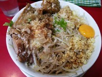 「[夏季限定]冷やしまぜそば　ニンニクアブラカラメ　930円」@用心棒の写真