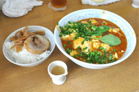 「葉月の一杯　汁なし麻婆ぶっかけ 基本型＋セット飯」@MENYA 食い味の道有楽の写真