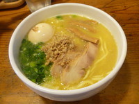 「白鶏らーめん（ランチ味玉＋Ｍｙ箸サービス大盛）　７００円」@鶏の穴の写真