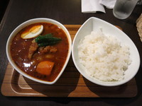 「チキン（赤・炙り鶏・辛さ２倍）：1000円」@スープカレー屋 鴻 神田駿河台店の写真