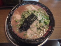 「とんこつラーメン700円(こってり・麺固め・ネギ多め)」@無鉄砲 大阪店の写真