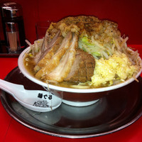 「小豚ラーメン¥750- ( 野菜、脂、ニンニク 多目)+魚粉」@麺でる 戸越店の写真