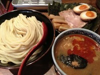 「辛つけ麺（中）　三田盛り」@つけ麺専門店 三田製麺所 新宿西口店の写真