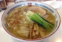 「塩味ワンタンメン＋高菜どん(900円＋150円)」@支那そばや 相模原店の写真