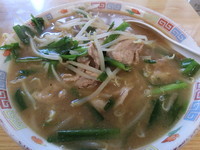 「味噌ラーメン（500円）＋ピリ辛ウインナー（250円）」@丸大ホール 本店の写真