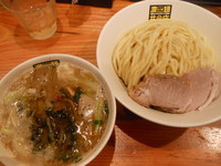 「小松菜キムチが決め手のつけ麺（中盛）」@濃菜麺 井の庄の写真