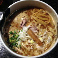 「醤油らーめん（並）750円」@あら焚き豚骨 あらとん 新宿御苑店の写真