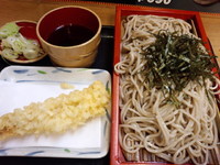 「ざるそば400円＋えび天200円」@本陣そば 鴬谷店の写真
