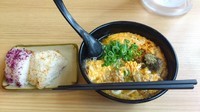 「卵とじかすうどん　\700+おにぎり 2個」@かすうどん 加寿屋 大阪狭山店の写真
