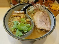 「二色ラーメン　750円」@森のやの写真