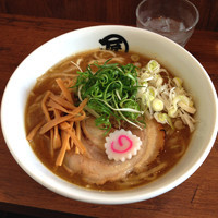 「魚介鳥白湯醤油らーめん」@麺やマルショウ 豊中本店の写真