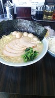 「塩チャーシュー麺大盛り、海苔、ウズラ、半ライス」@壱六家 上鶴間店の写真