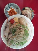 「豚冷やし(ニンニク､カラメ､辛揚げ)＋味玉」@千里眼の写真