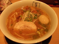 「味噌ラーメン+味玉」@支那そばや グランデュオ立川店の写真